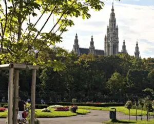 Halal holiday Vienna: Volksgarten, City Hall
